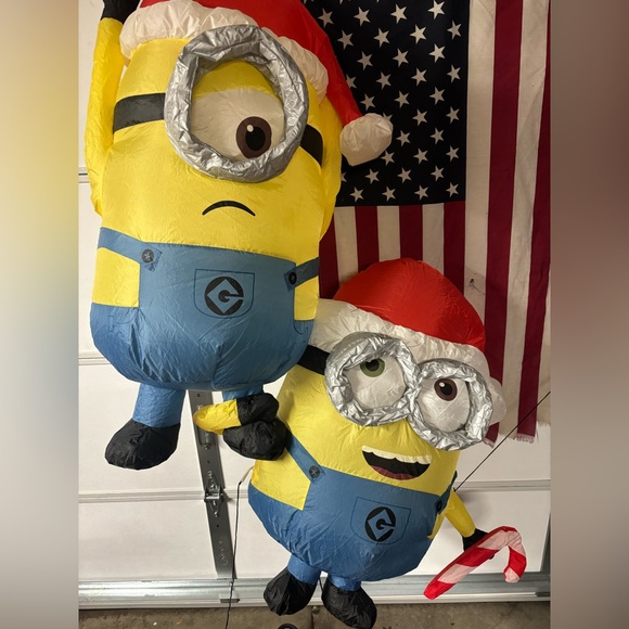 Universal Despicable Me 4.99-ft Lighted Minion Christmas Inflatable - Picture 4 of 6